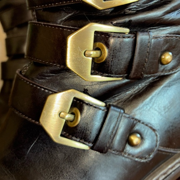 STUART WEITZMAN leather combat boots, brown, brass buckle/straps, lug sole. 7 - Picture 10 of 17